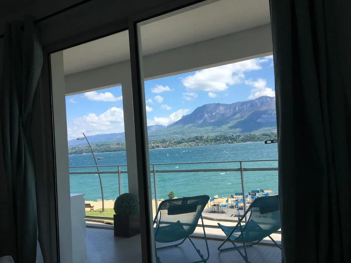 Pieds Dans L'Eau Au Lac Du Bourget Le Bourget-du-Lac 0*,  France